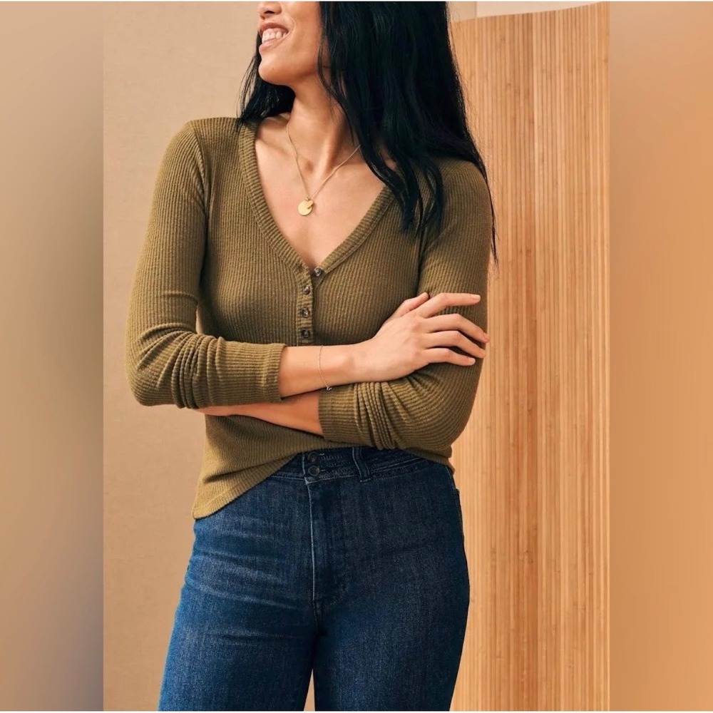 Faherty Legend Rib Henley Top in Military Olive Green Long Sleeve V Neck - Small
